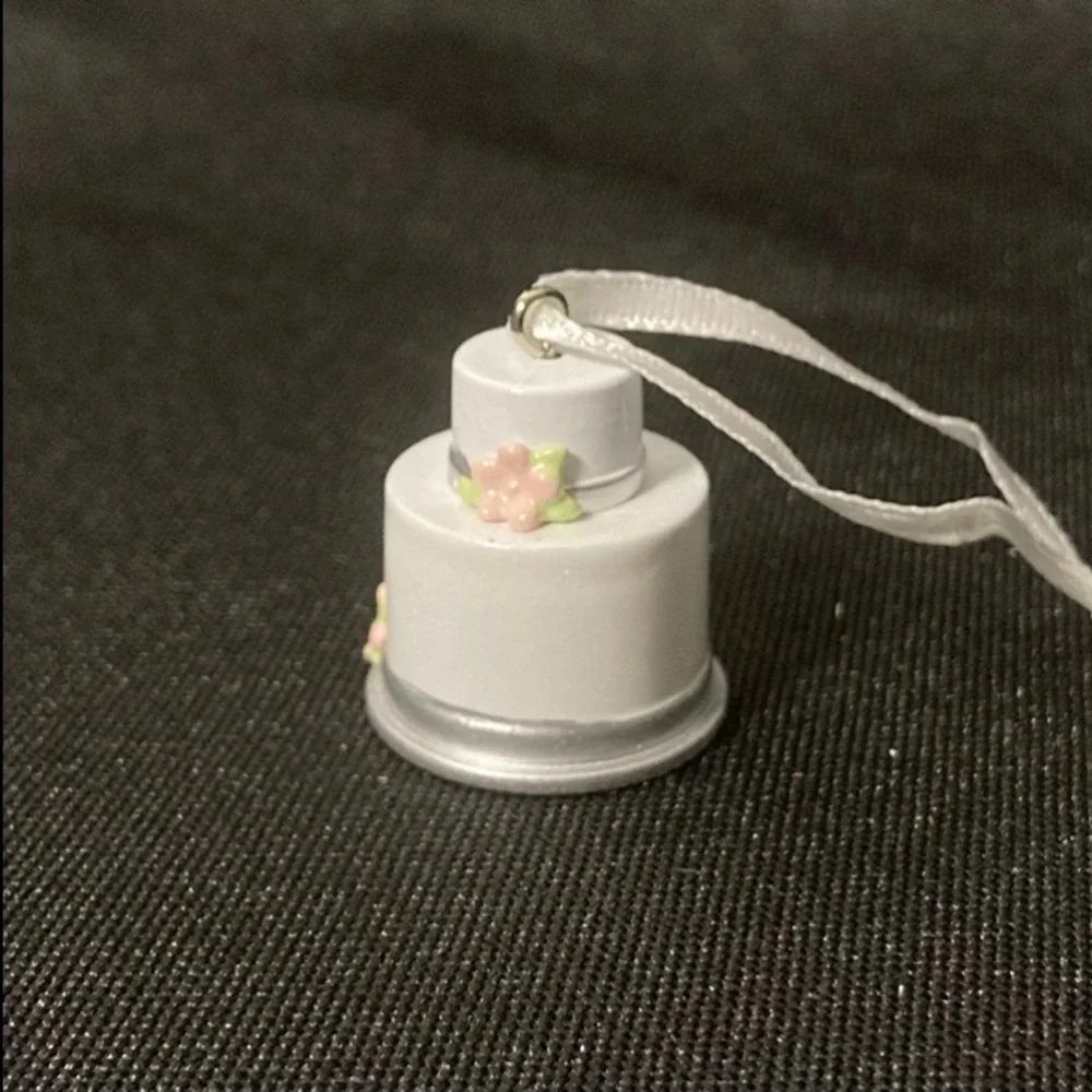 💚 Hallmark Keepsake 2022 Cute Lil’ Cake Mini Christmas Ornament Wedding Gift